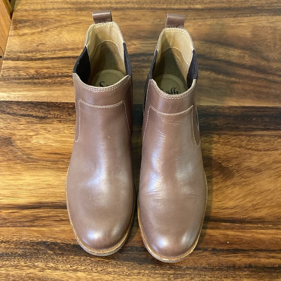 Women’s Sofft brown leather ankle boots. Cute fall slip on boot. - Picture 6 of 9